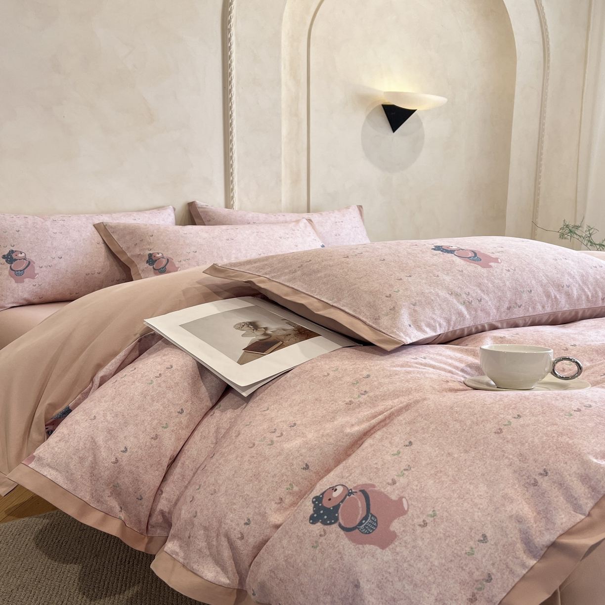 91家纺网 家纺一手货源 找家纺 柠馨2025全棉磨毛印花四件套精致小边款 粉粉萌熊