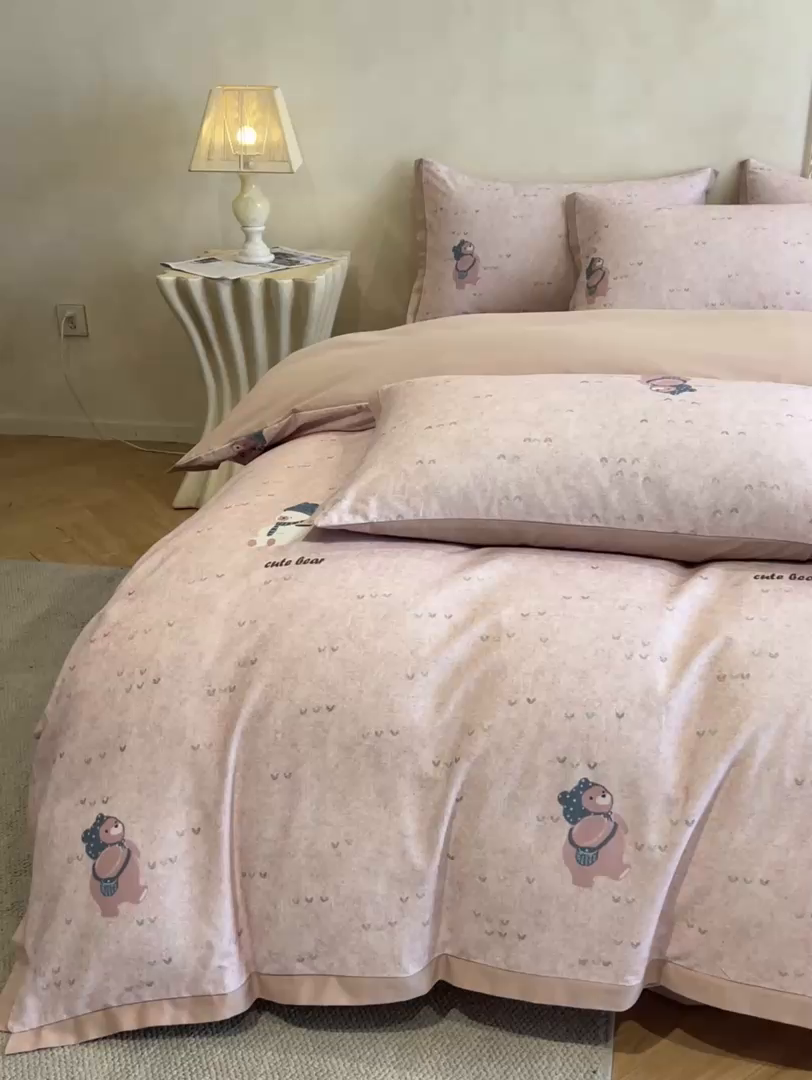 91家纺网 家纺一手货源 找家纺 柠馨2025全棉磨毛印花四件套精致小边款 粉粉萌熊