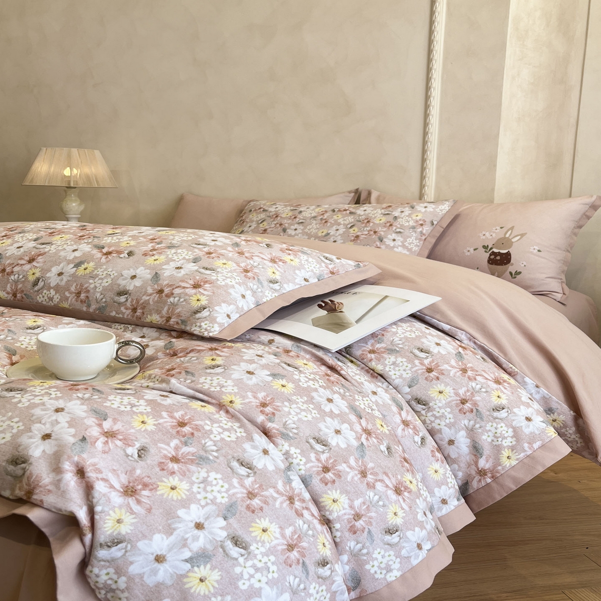 91家纺网 家纺一手货源 找家纺 柠馨2025全棉磨毛印花四件套精致小边款 花园精灵