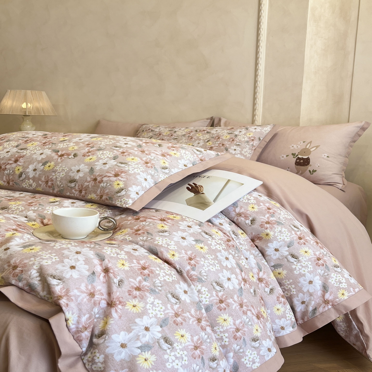 91家纺网 家纺一手货源 找家纺 柠馨2025全棉磨毛印花四件套精致小边款 花园精灵