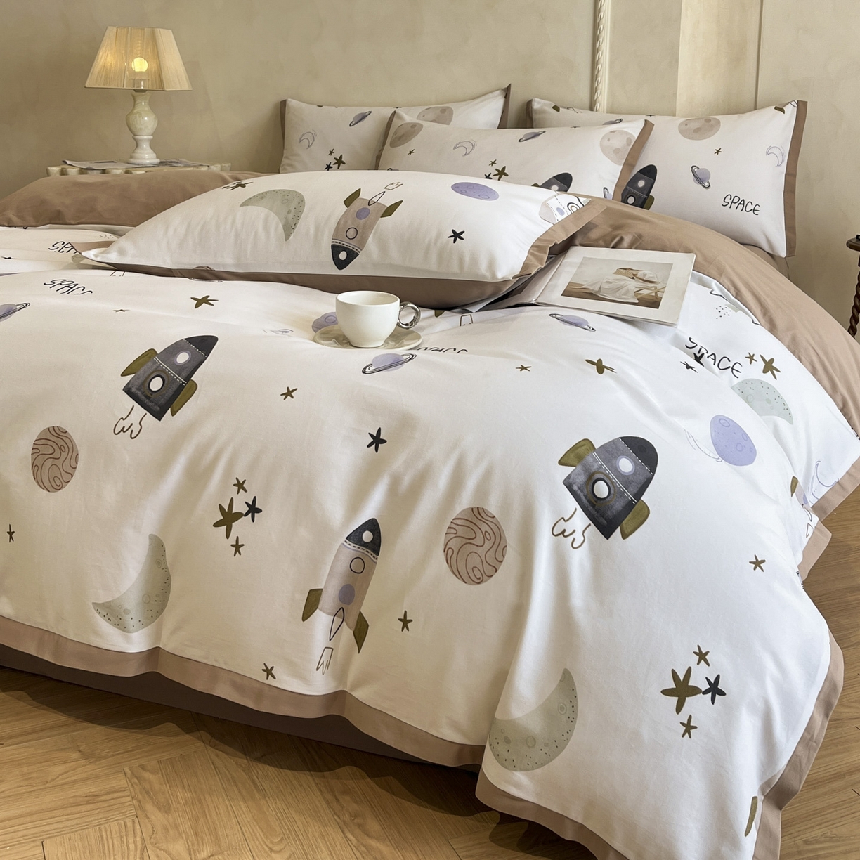 91家纺网 家纺一手货源 找家纺 柠馨2025全棉磨毛印花四件套精致小边款 火箭星球