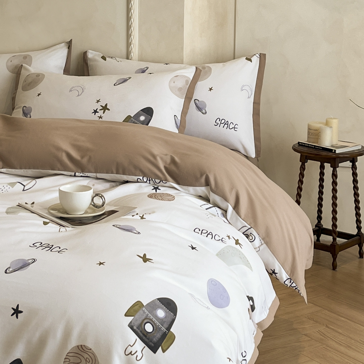 91家纺网 家纺一手货源 找家纺 柠馨2025全棉磨毛印花四件套精致小边款 火箭星球