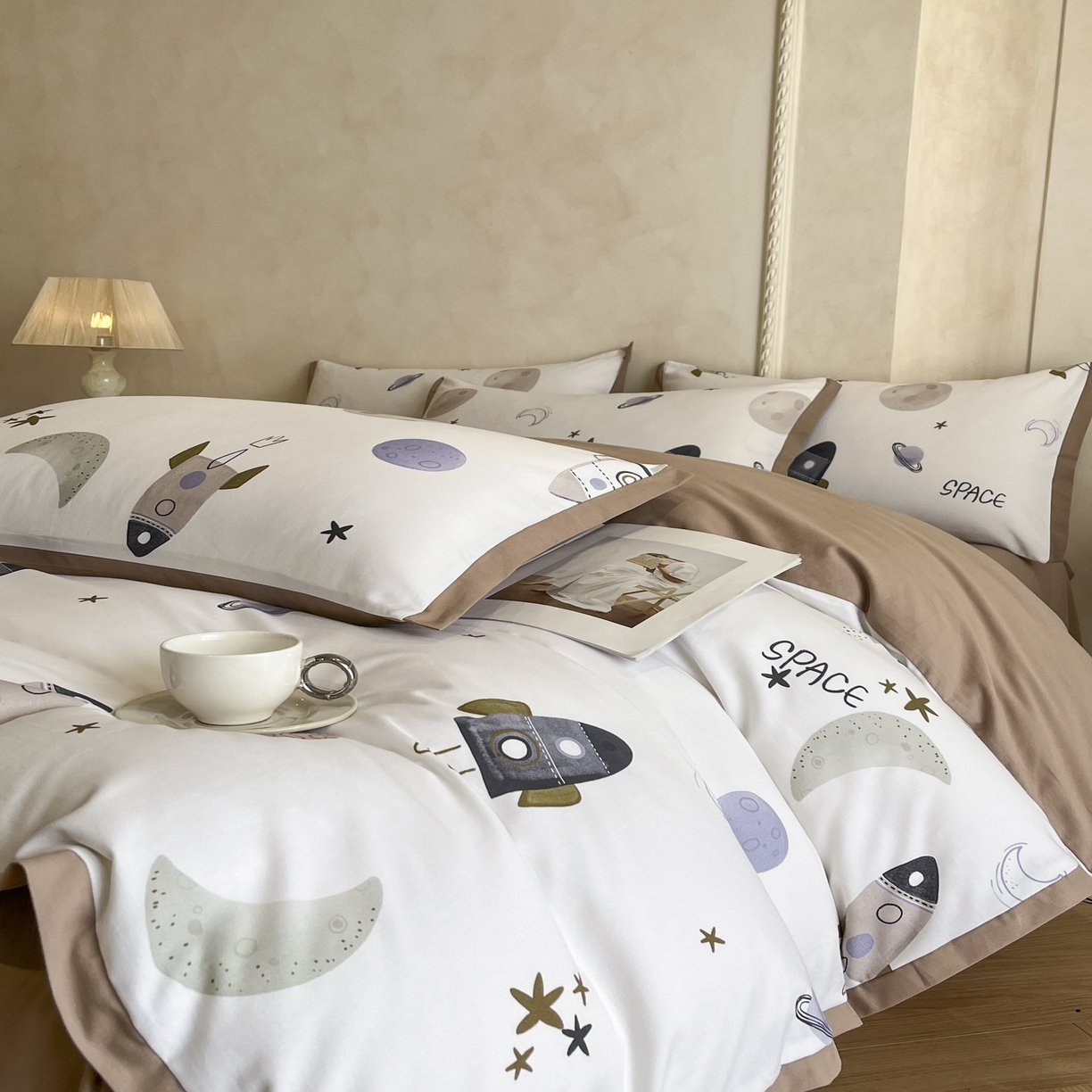 91家纺网 家纺一手货源 找家纺 柠馨2025全棉磨毛印花四件套精致小边款 火箭星球