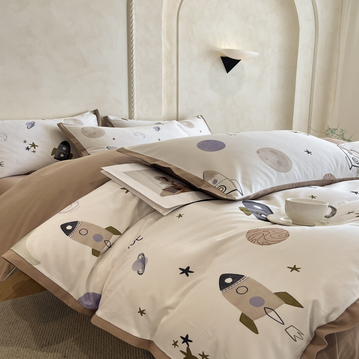 91家纺网 家纺一手货源 找家纺 柠馨2025全棉磨毛印花四件套精致小边款 火箭星球