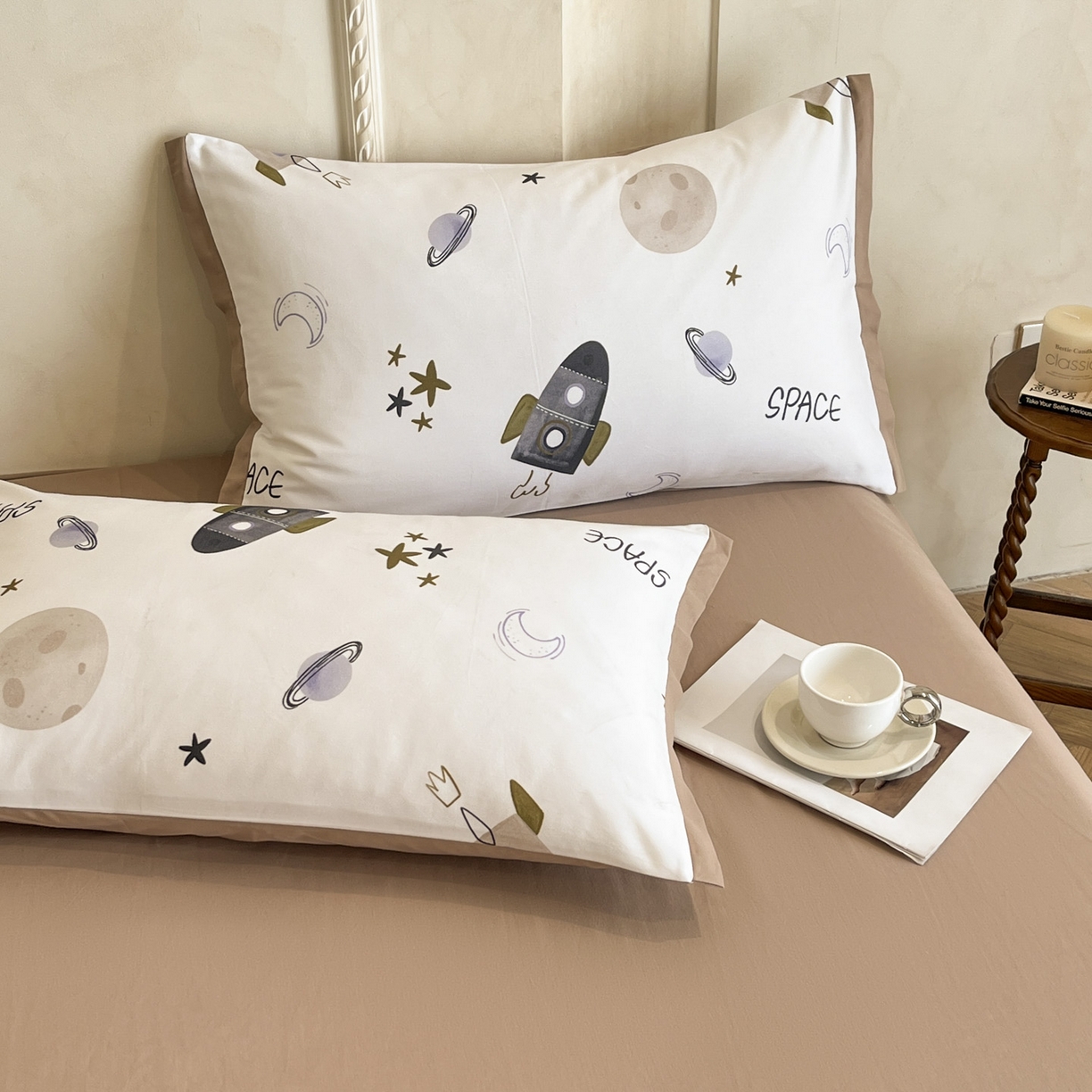 91家纺网 家纺一手货源 找家纺 柠馨2025全棉磨毛印花四件套精致小边款 火箭星球