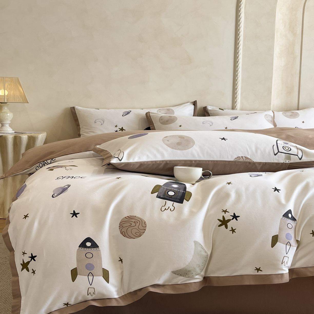 91家纺网 家纺一手货源 找家纺 柠馨2025全棉磨毛印花四件套精致小边款 火箭星球