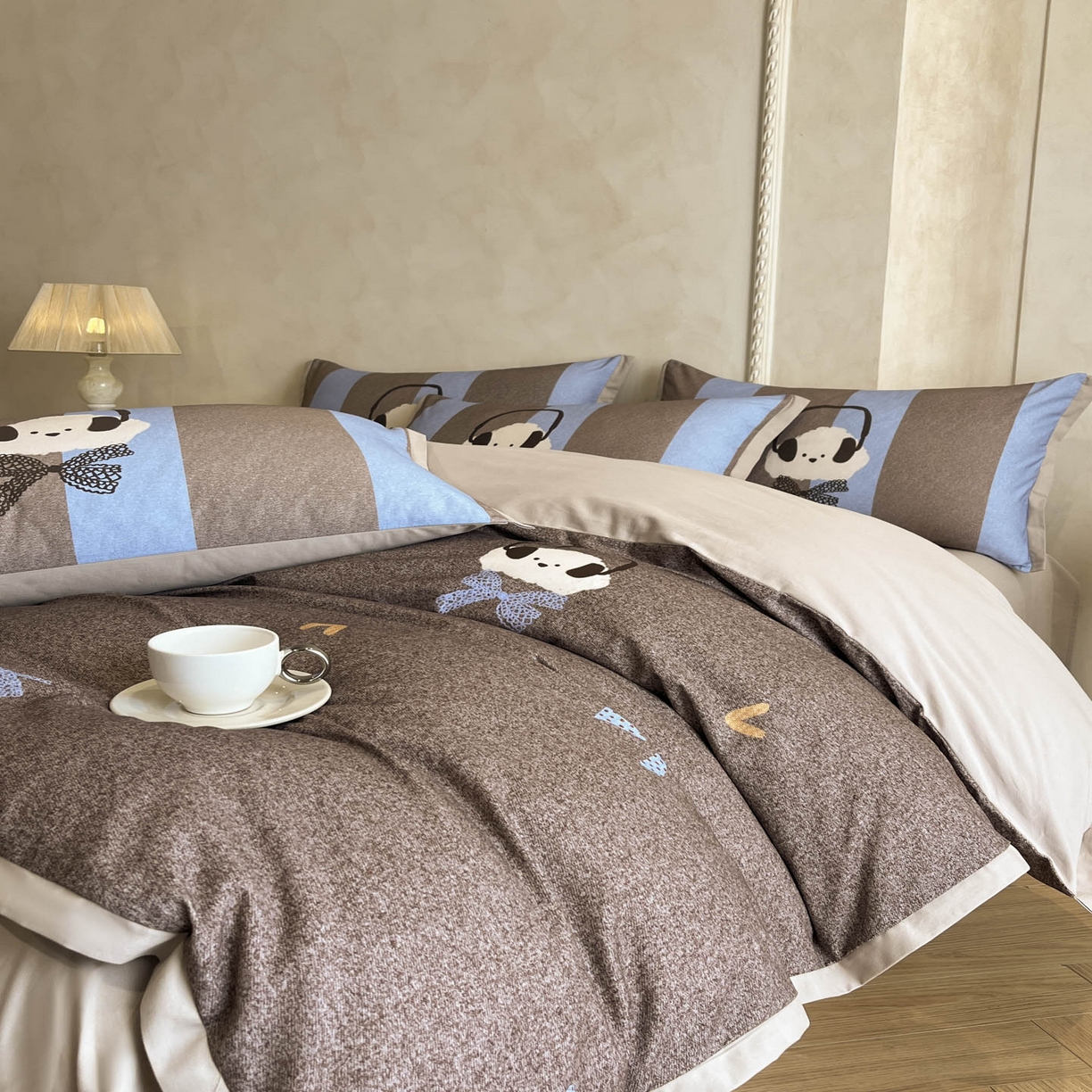 91家纺网 家纺一手货源 找家纺 柠馨2025全棉磨毛印花四件套精致小边款 节拍狗