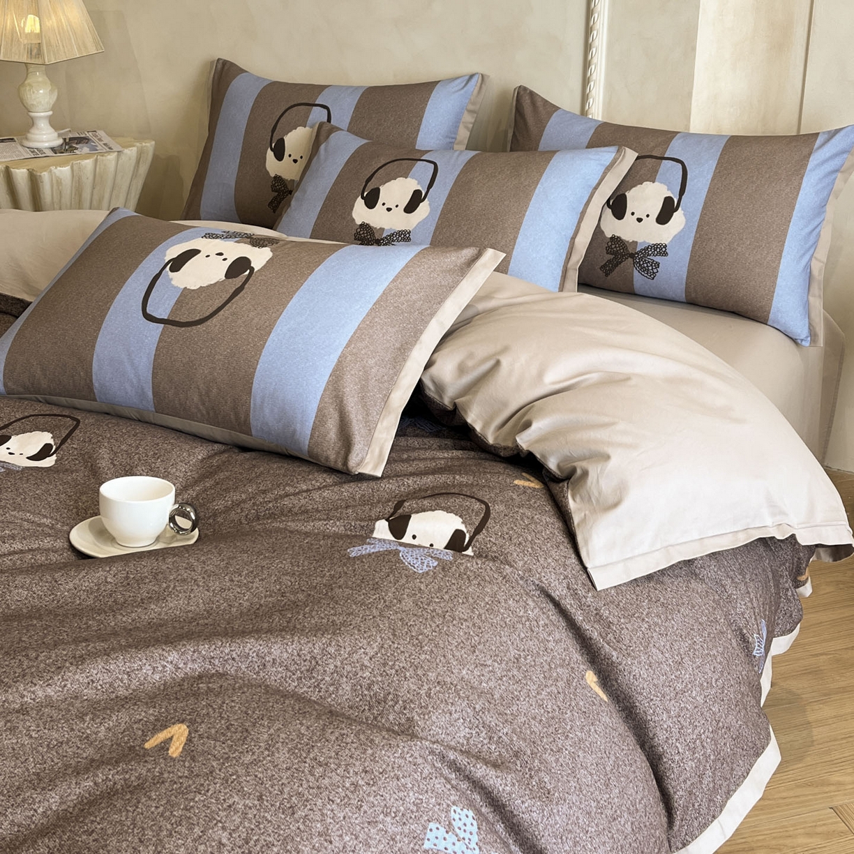 91家纺网 家纺一手货源 找家纺 柠馨2025全棉磨毛印花四件套精致小边款 节拍狗