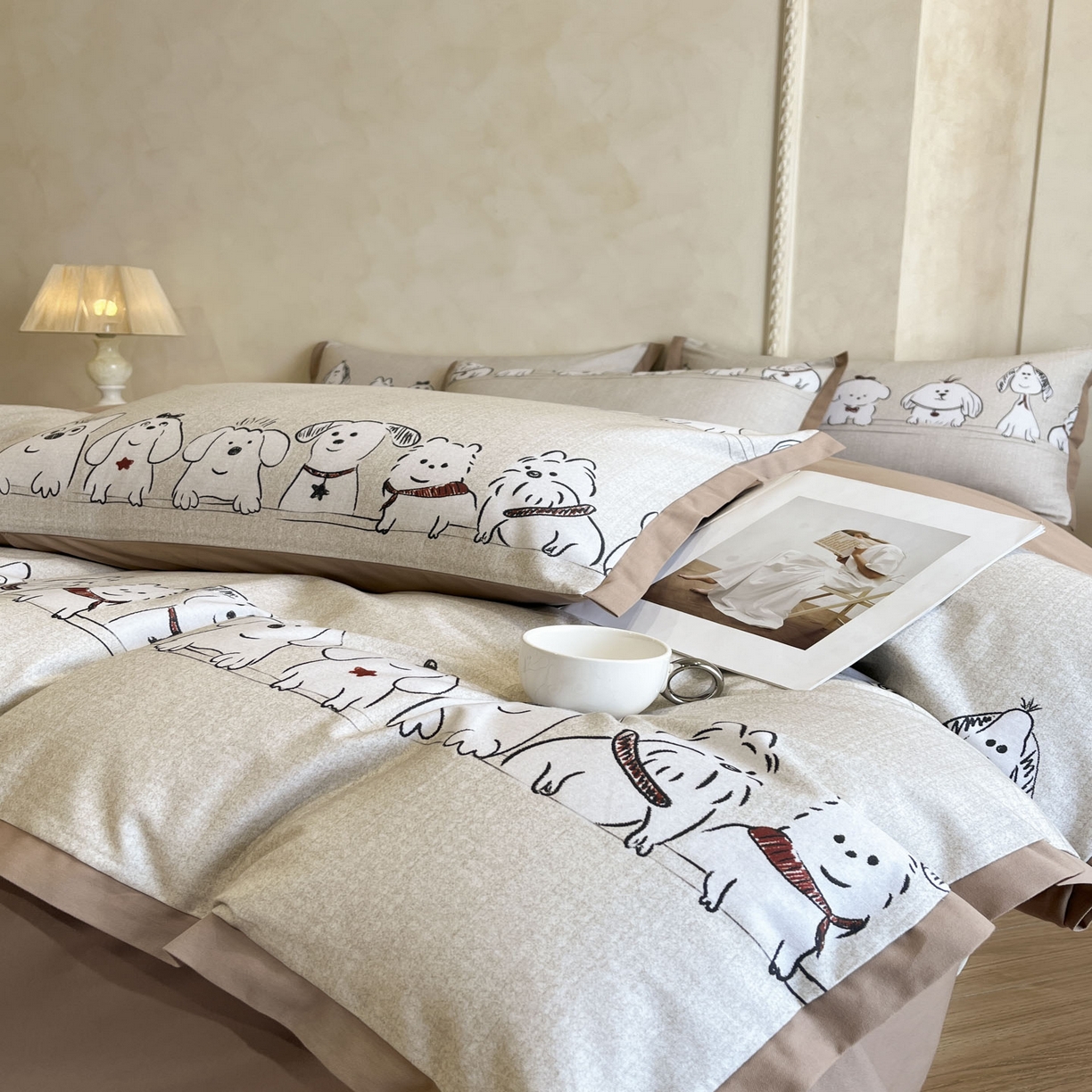 91家纺网 家纺一手货源 找家纺 柠馨2025全棉磨毛印花四件套精致小边款 排排狗