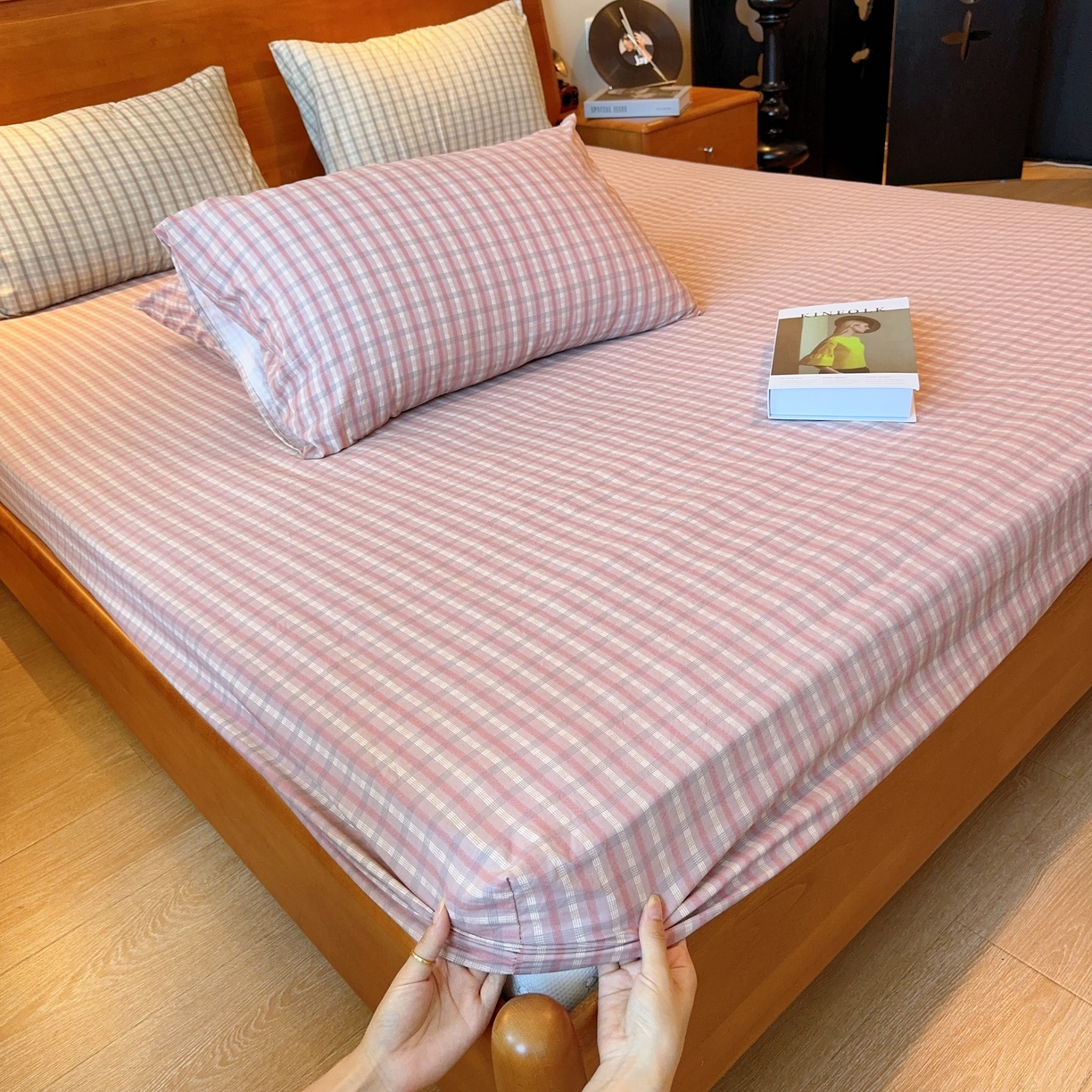 91家纺网 家纺一手货源 找家纺 兜米家居 2025新款简约轻氧水洗色织棉床笠 格纹粉