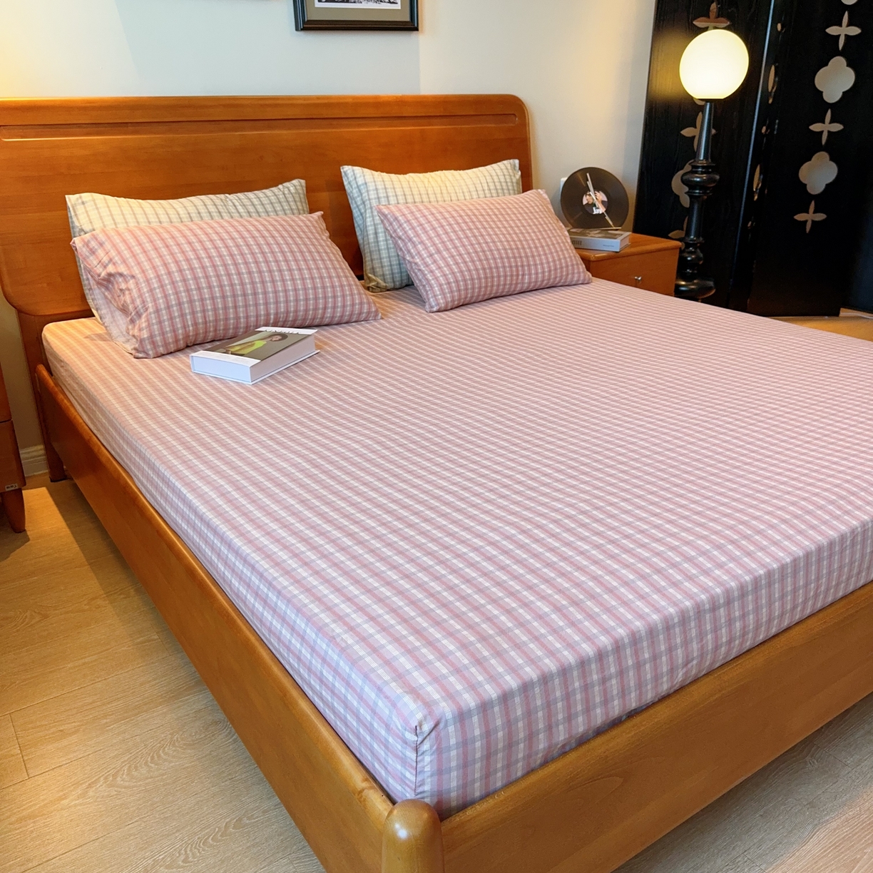 91家纺网 家纺一手货源 找家纺 兜米家居 2025新款简约轻氧水洗色织棉床笠 格纹粉