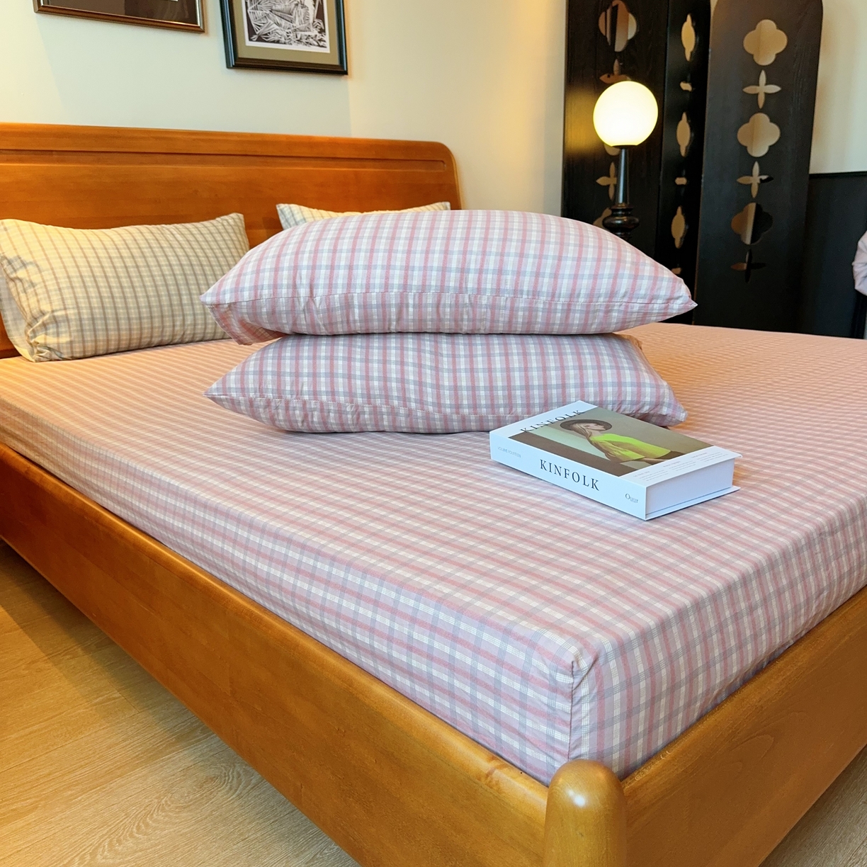 91家纺网 家纺一手货源 找家纺 兜米家居 2025新款简约轻氧水洗色织棉床笠 格纹粉