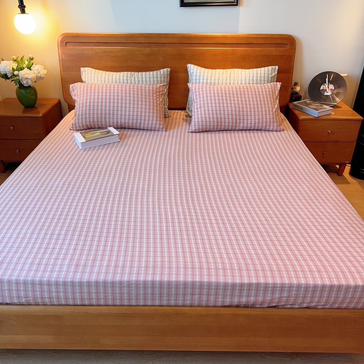 91家纺网 家纺一手货源 找家纺 兜米家居 2025新款简约轻氧水洗色织棉床笠 格纹粉