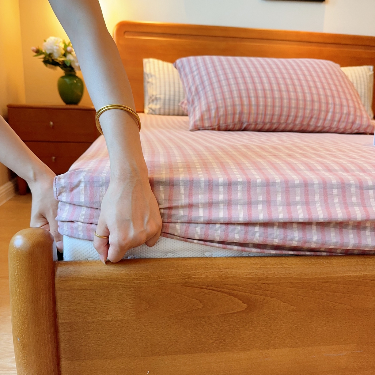 91家纺网 家纺一手货源 找家纺 兜米家居 2025新款简约轻氧水洗色织棉床笠 格纹粉