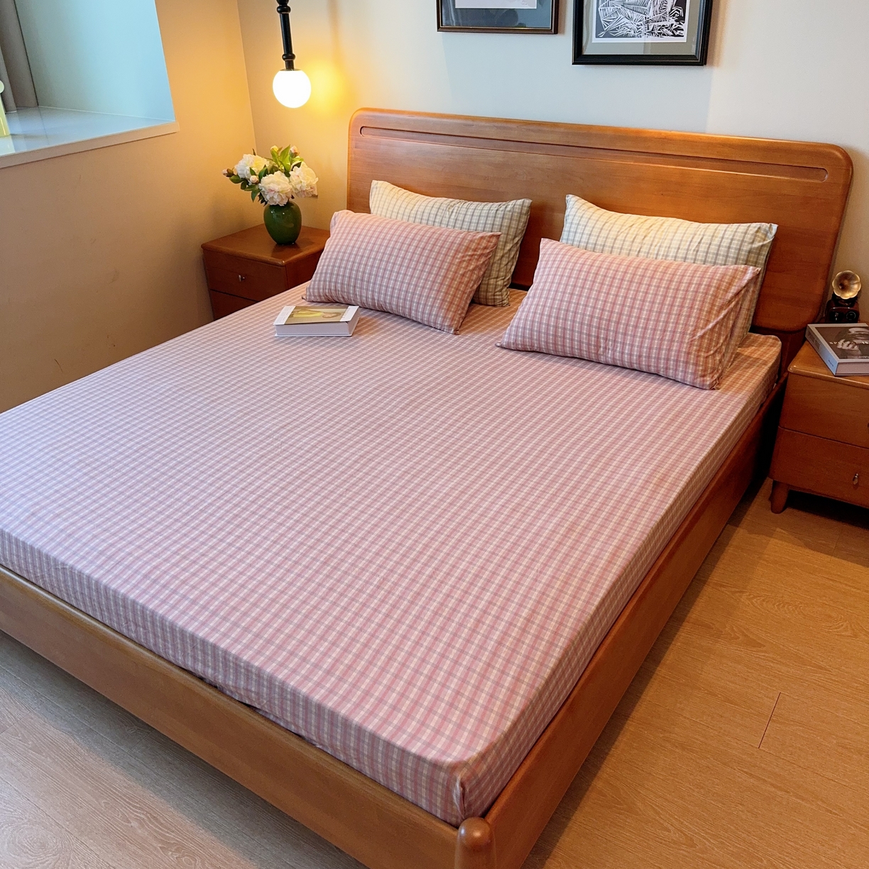 91家纺网 家纺一手货源 找家纺 兜米家居 2025新款简约轻氧水洗色织棉床笠 格纹粉