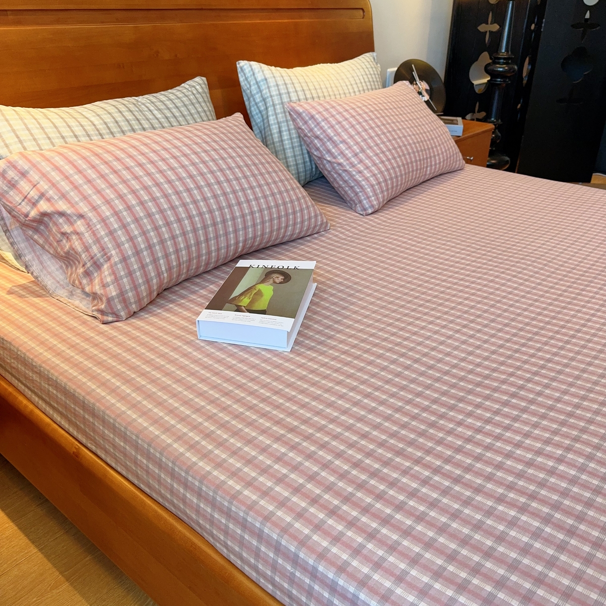 91家纺网 家纺一手货源 找家纺 兜米家居 2025新款简约轻氧水洗色织棉床笠 格纹粉