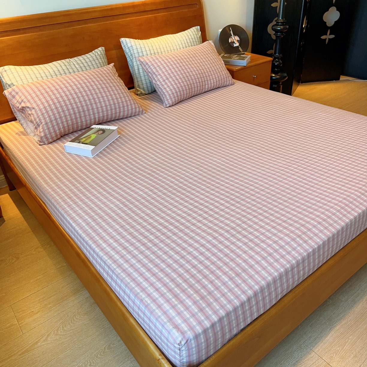 91家纺网 家纺一手货源 找家纺 兜米家居 2025新款简约轻氧水洗色织棉床笠 格纹粉