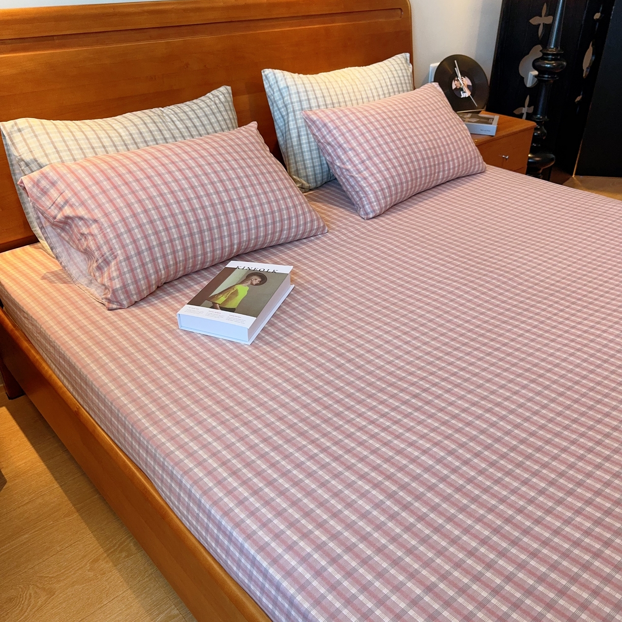 91家纺网 家纺一手货源 找家纺 兜米家居 2025新款简约轻氧水洗色织棉床笠 格纹粉