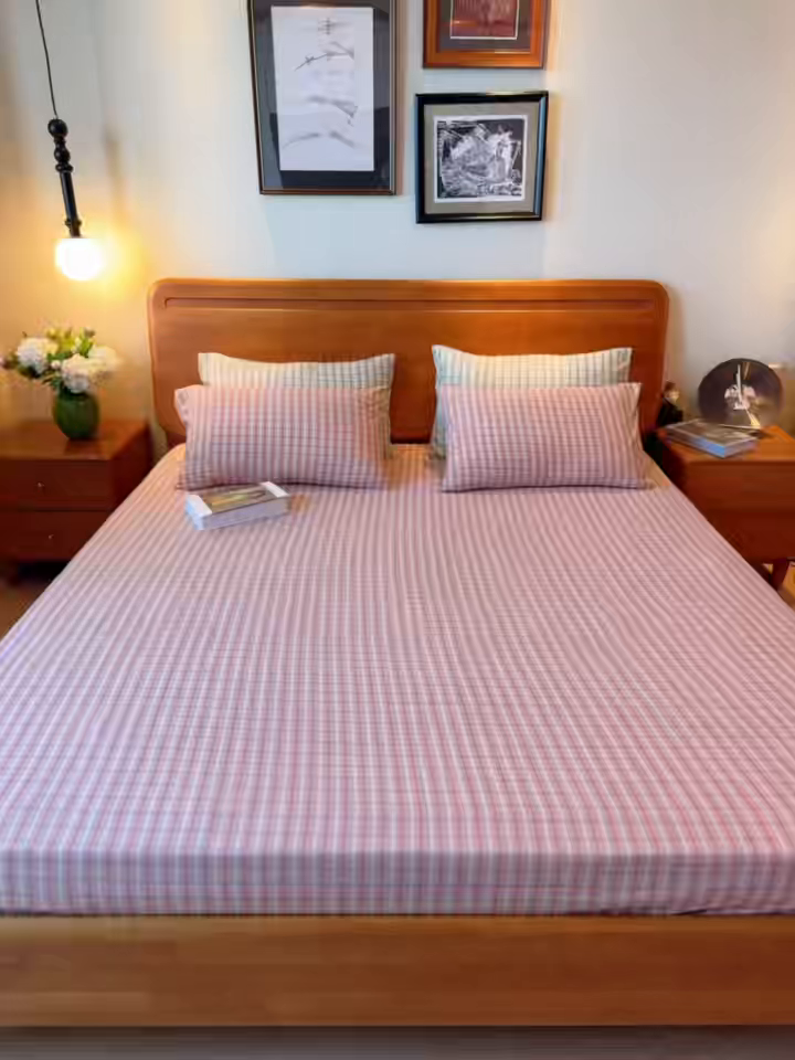 91家纺网 家纺一手货源 找家纺 兜米家居 2025新款简约轻氧水洗色织棉床笠 格纹粉