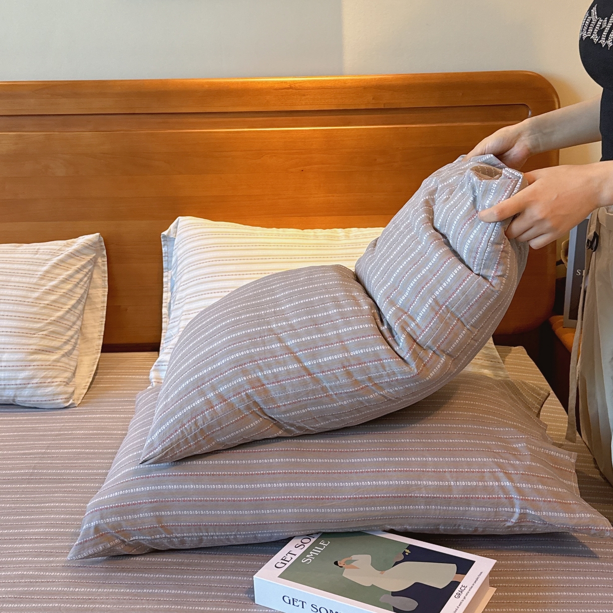 91家纺网 家纺一手货源 找家纺 兜米家居 2025新款简约轻氧水洗色织棉床笠 条纹灰