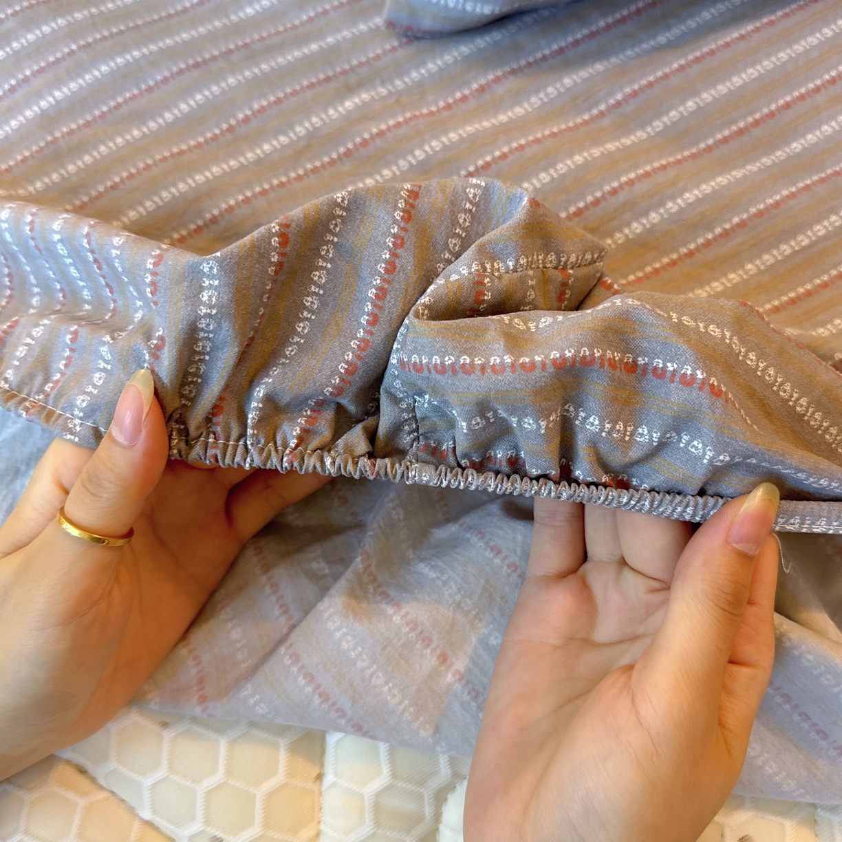 91家纺网 家纺一手货源 找家纺 兜米家居 2025新款简约轻氧水洗色织棉床笠 条纹灰