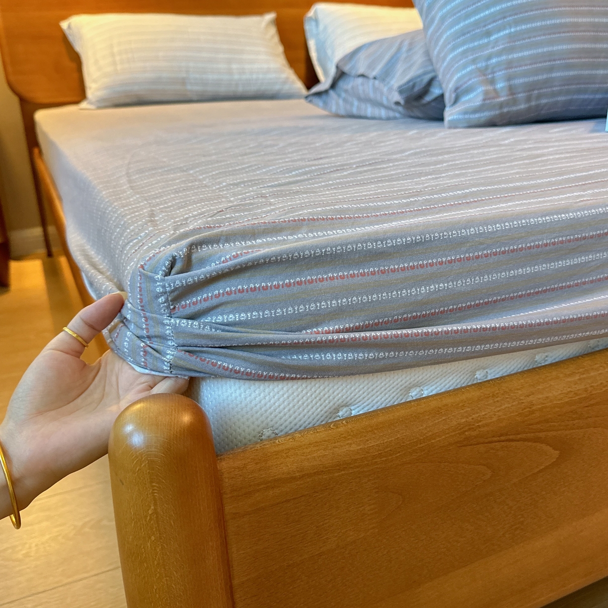 91家纺网 家纺一手货源 找家纺 兜米家居 2025新款简约轻氧水洗色织棉床笠 条纹灰