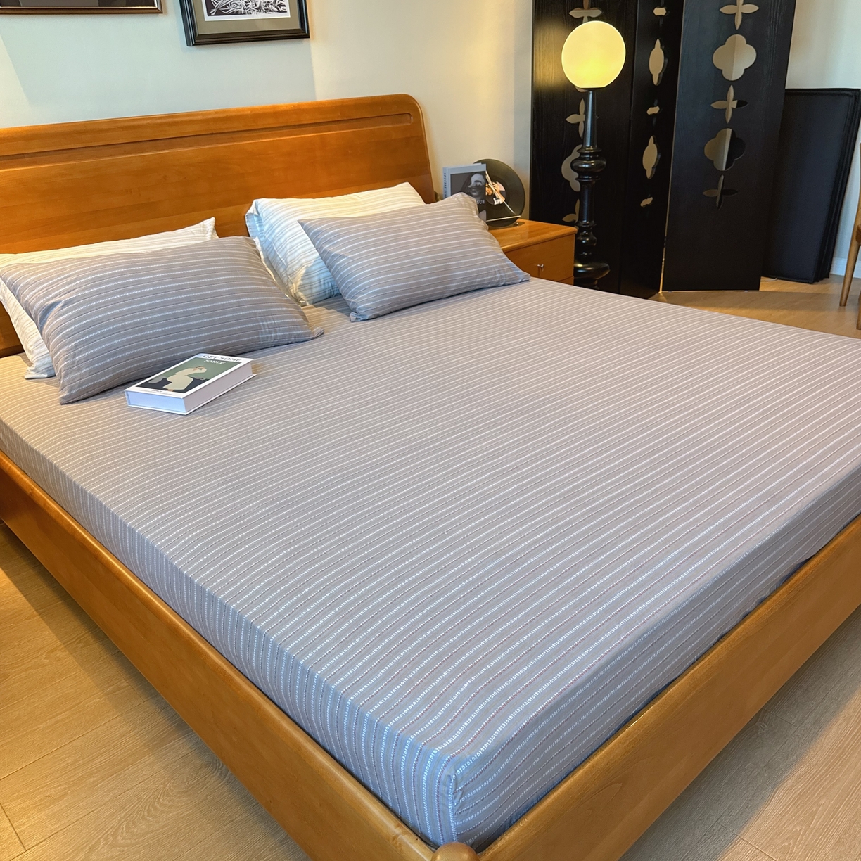 91家纺网 家纺一手货源 找家纺 兜米家居 2025新款简约轻氧水洗色织棉床笠 条纹灰