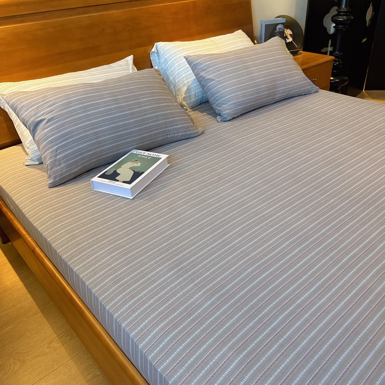 91家纺网 家纺一手货源 找家纺 兜米家居 2025新款简约轻氧水洗色织棉床笠 条纹灰