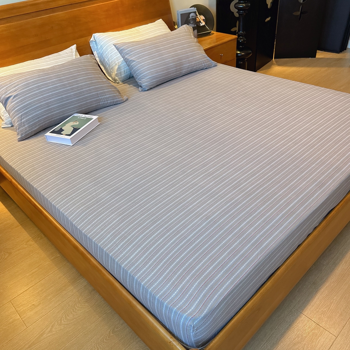 91家纺网 家纺一手货源 找家纺 兜米家居 2025新款简约轻氧水洗色织棉床笠 条纹灰