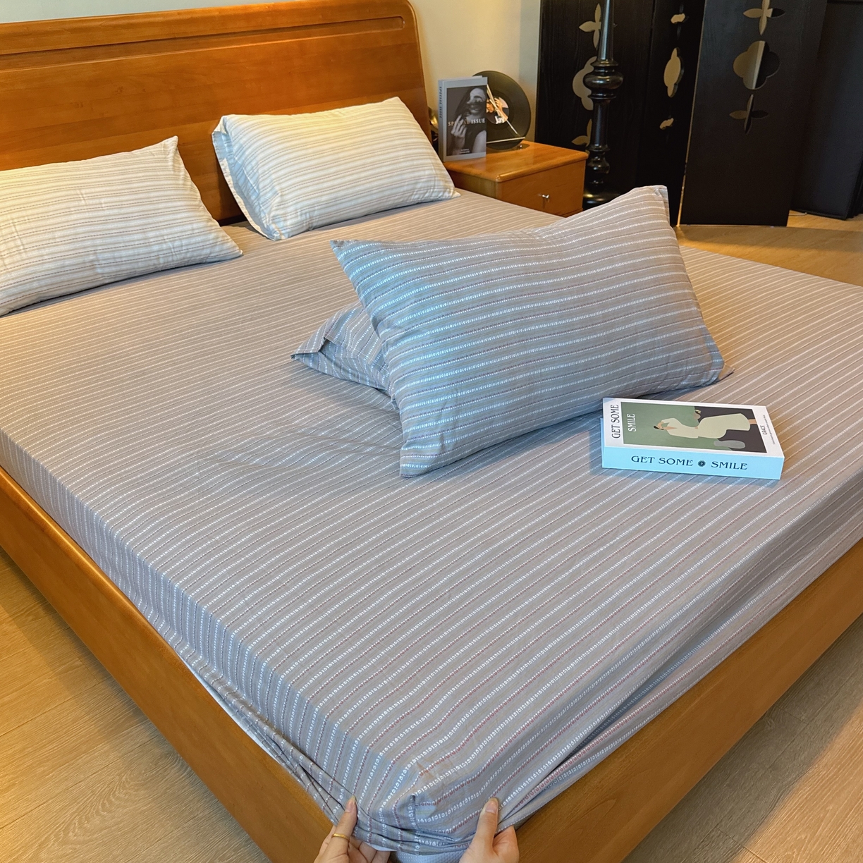 91家纺网 家纺一手货源 找家纺 兜米家居 2025新款简约轻氧水洗色织棉床笠 条纹灰