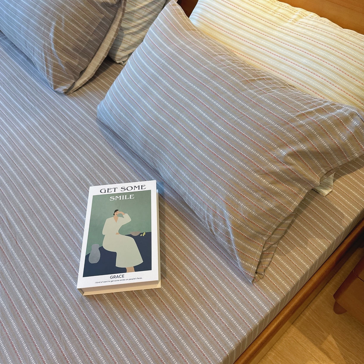 91家纺网 家纺一手货源 找家纺 兜米家居 2025新款简约轻氧水洗色织棉床笠 条纹灰