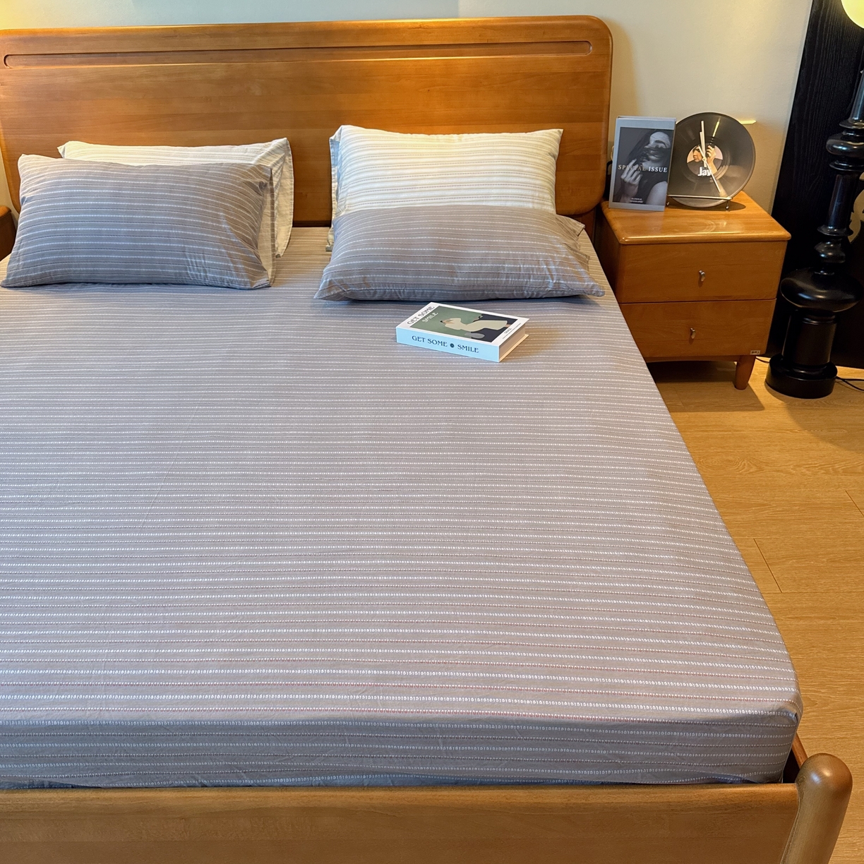 91家纺网 家纺一手货源 找家纺 兜米家居 2025新款简约轻氧水洗色织棉床笠 条纹灰