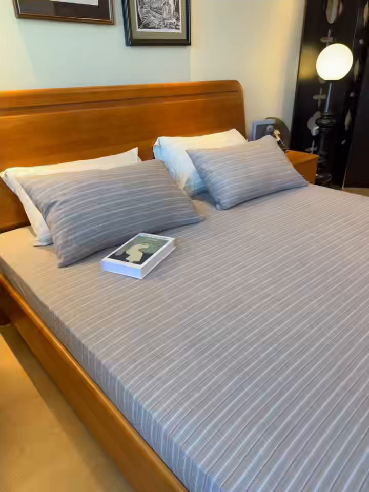 91家纺网 家纺一手货源 找家纺 兜米家居 2025新款简约轻氧水洗色织棉床笠 条纹灰