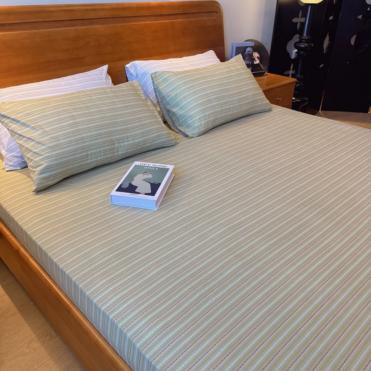 91家纺网 家纺一手货源 找家纺 兜米家居 2025新款简约轻氧水洗色织棉床笠 条纹绿