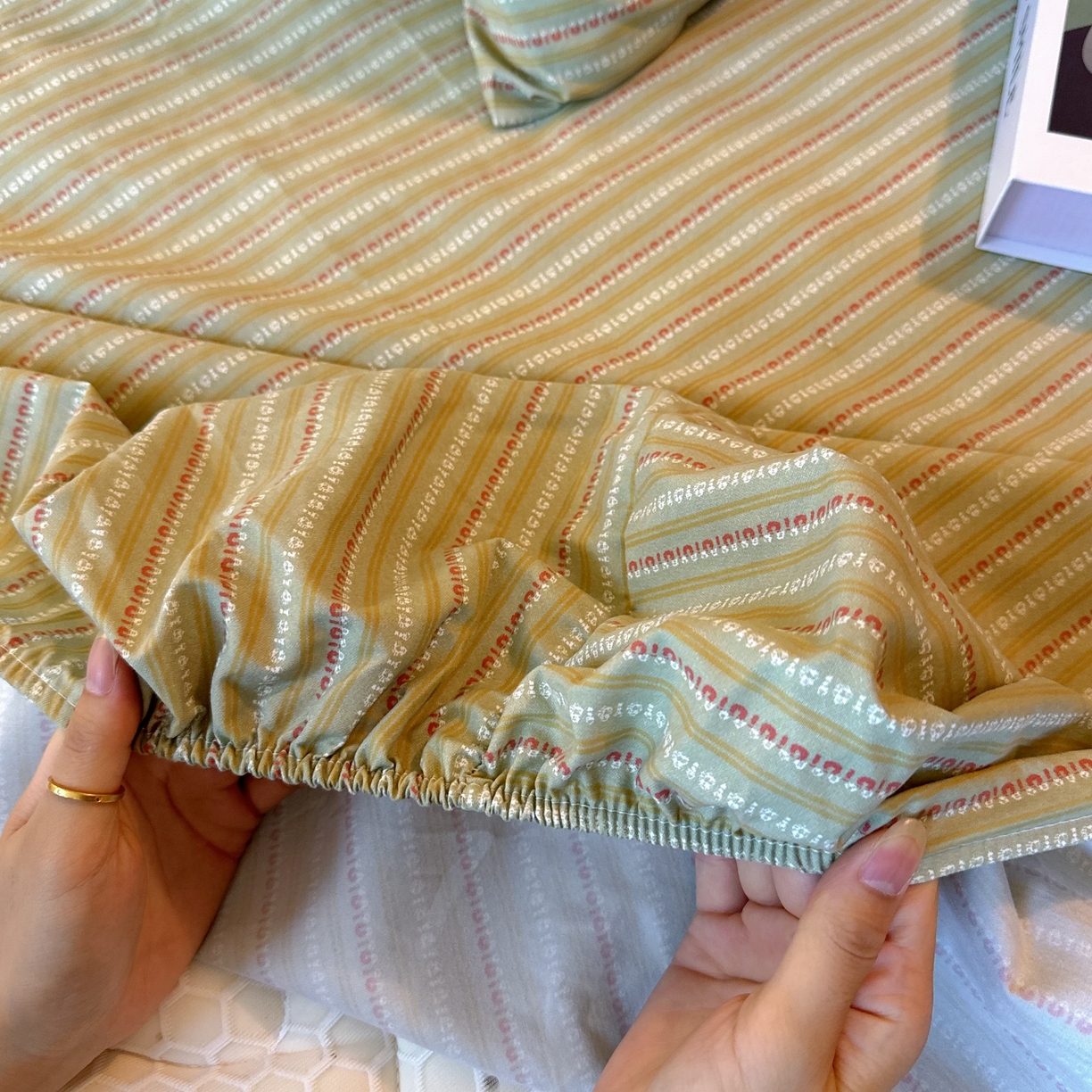 91家纺网 家纺一手货源 找家纺 兜米家居 2025新款简约轻氧水洗色织棉床笠 条纹绿