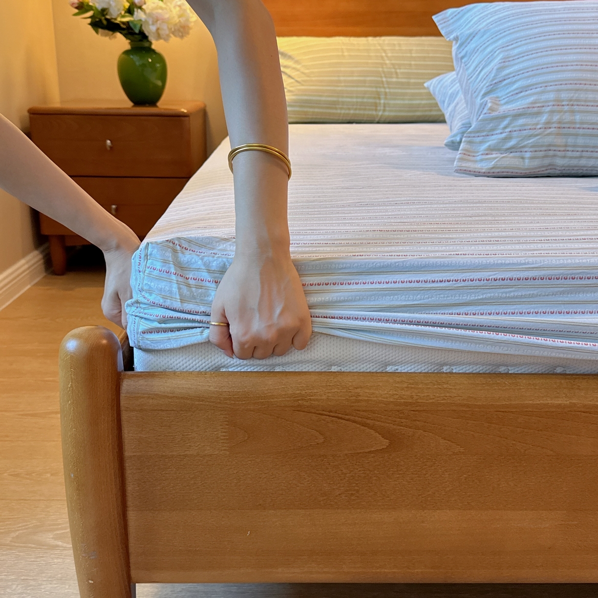 91家纺网 家纺一手货源 找家纺 兜米家居 2025新款简约轻氧水洗色织棉床笠 条纹浅蓝