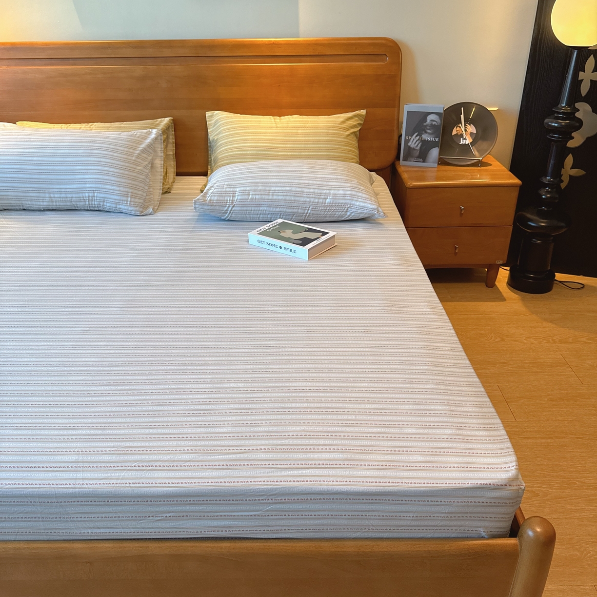 91家纺网 家纺一手货源 找家纺 兜米家居 2025新款简约轻氧水洗色织棉床笠 条纹浅蓝