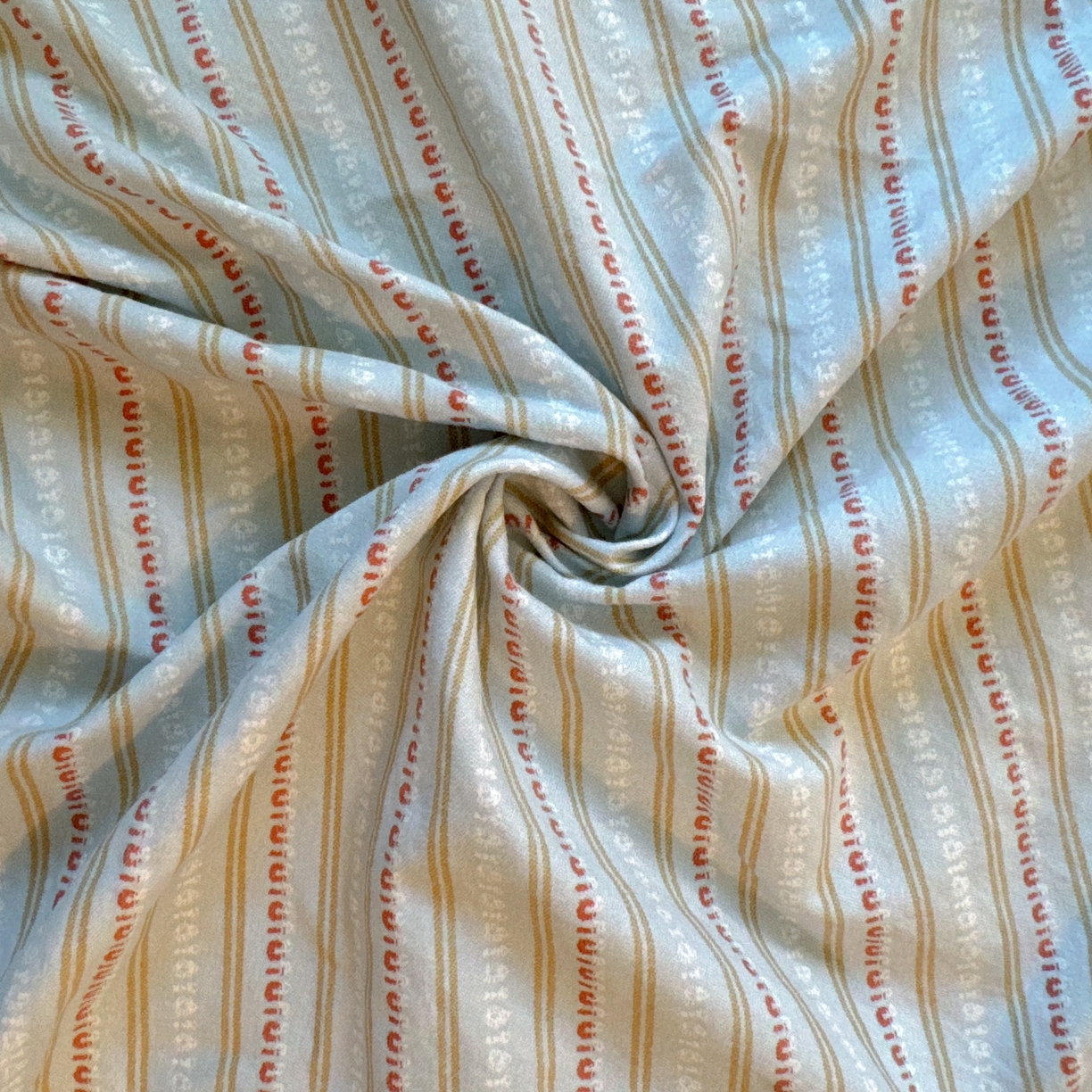 91家纺网 家纺一手货源 找家纺 兜米家居 2025新款简约轻氧水洗色织棉床笠 条纹浅蓝