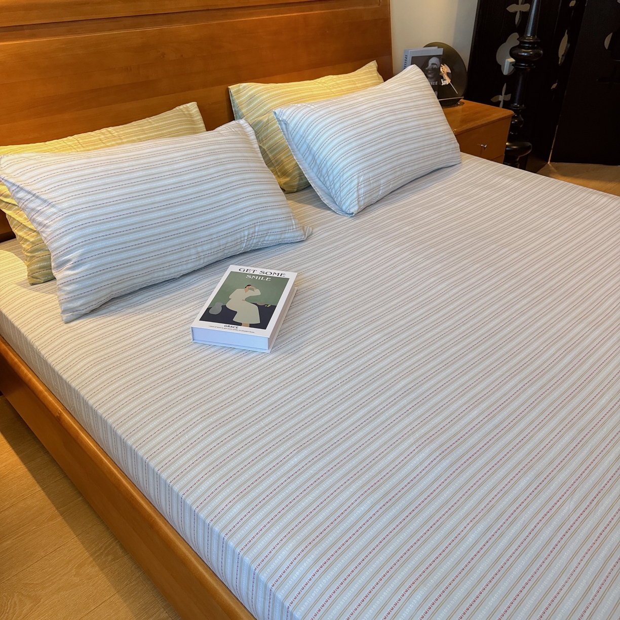 91家纺网 家纺一手货源 找家纺 兜米家居 2025新款简约轻氧水洗色织棉床笠 条纹浅蓝