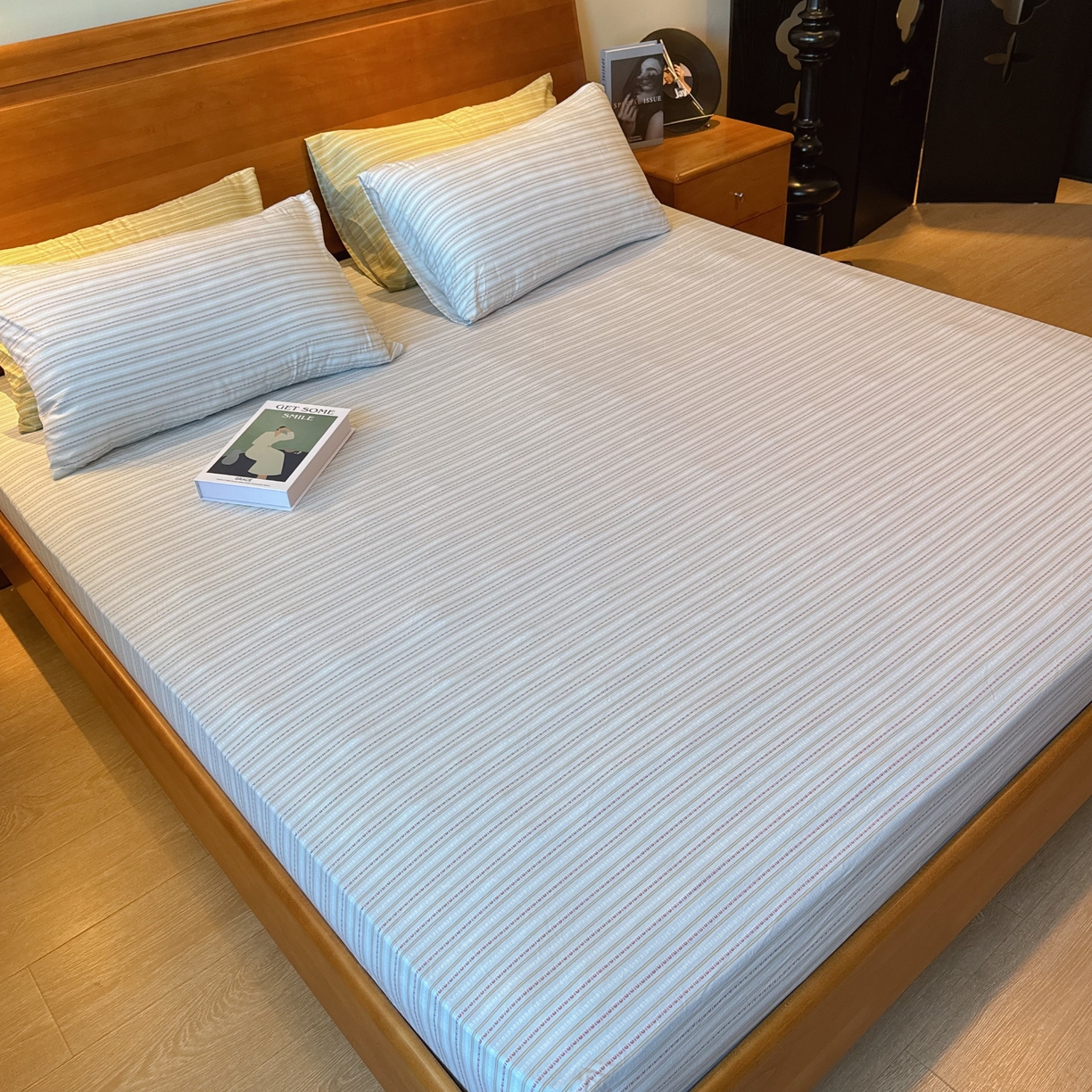 91家纺网 家纺一手货源 找家纺 兜米家居 2025新款简约轻氧水洗色织棉床笠 条纹浅蓝