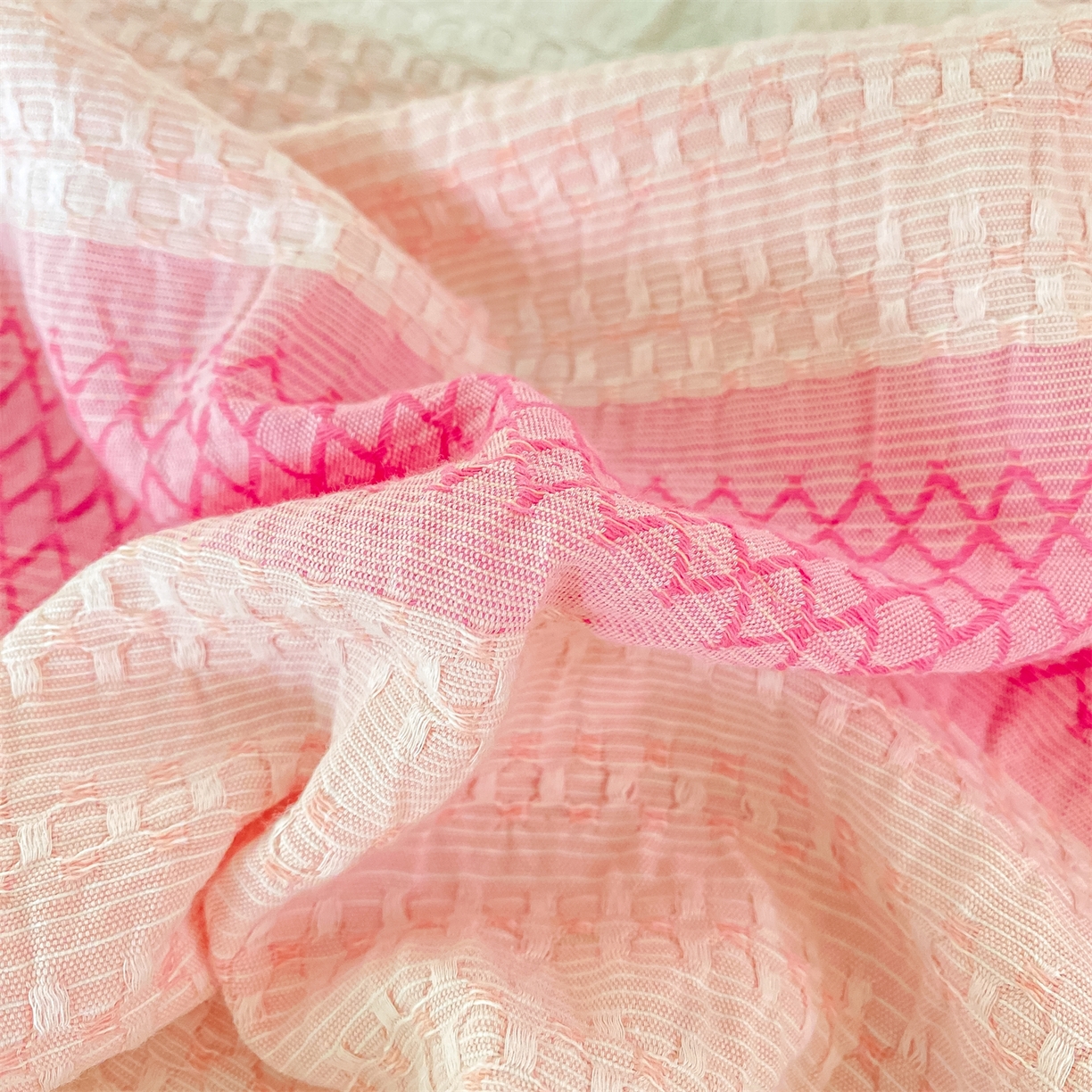 91家纺网 家纺一手货源 找家纺 灰鲸 2025新款全棉色织提花单品床单 泛歌-粉