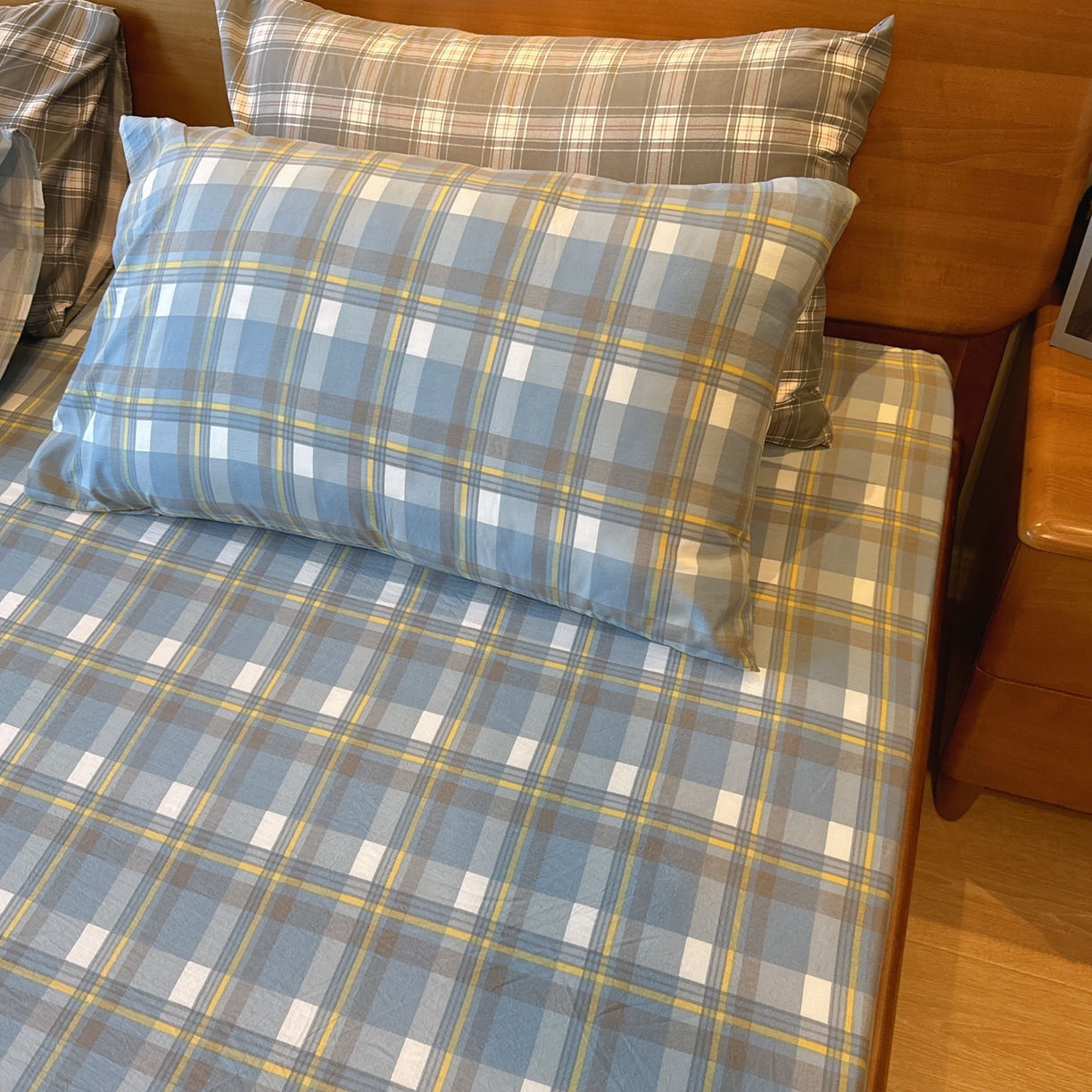 91家纺网 家纺一手货源 找家纺 兜米家居 2025新款简约轻氧水洗色织棉床笠 中格蓝