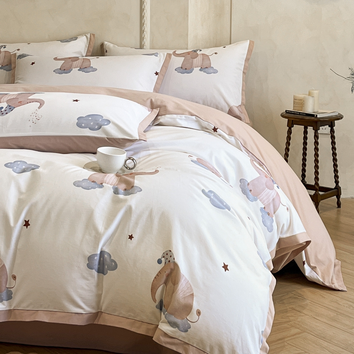 91家纺网 家纺一手货源 找家纺 柠馨2025全棉磨毛印花四件套精致小边款 小飞象