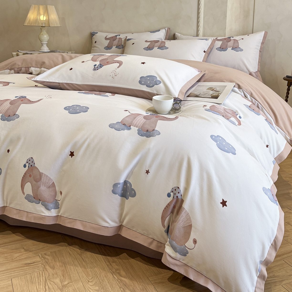 91家纺网 家纺一手货源 找家纺 柠馨2025全棉磨毛印花四件套精致小边款 小飞象