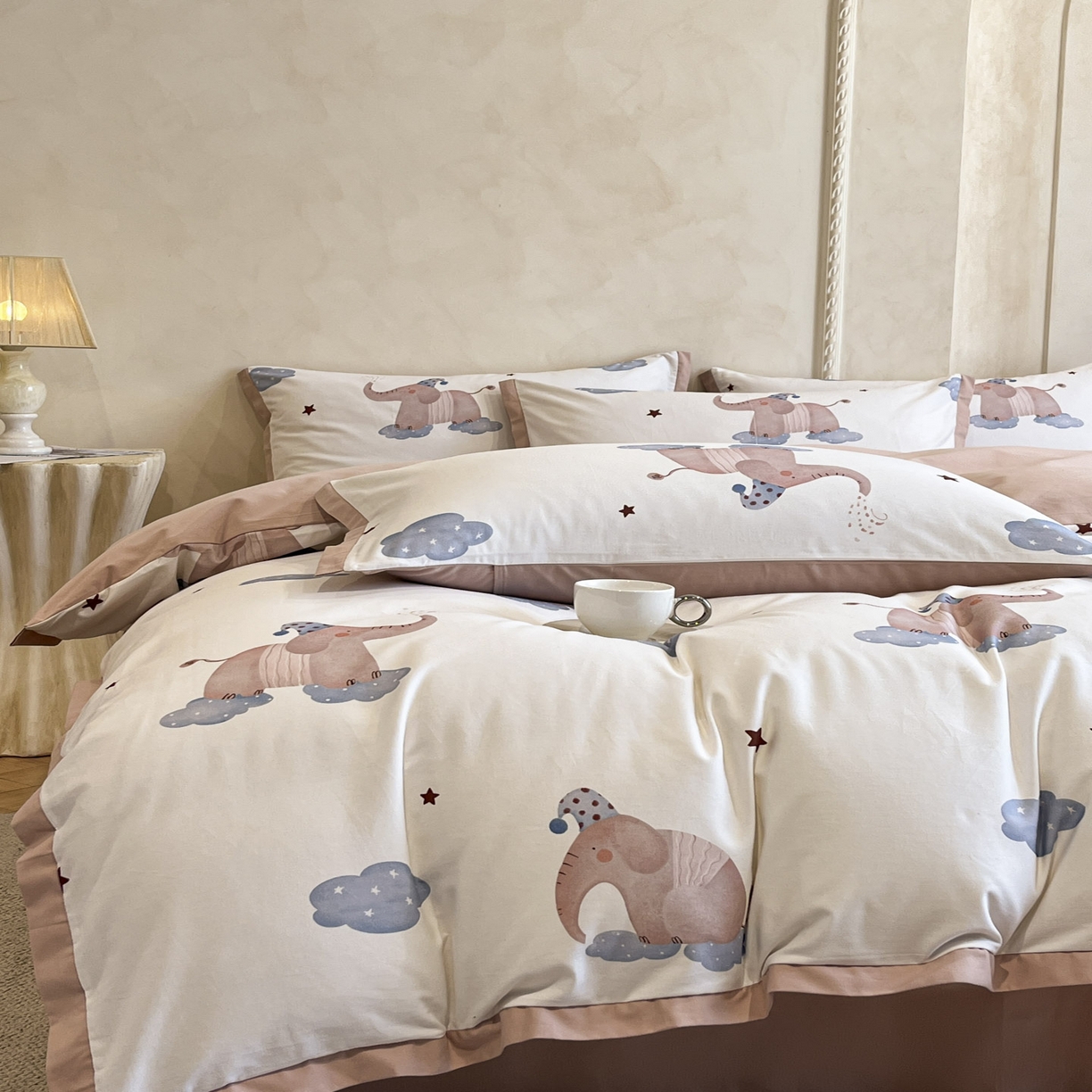 91家纺网 家纺一手货源 找家纺 柠馨2025全棉磨毛印花四件套精致小边款 小飞象