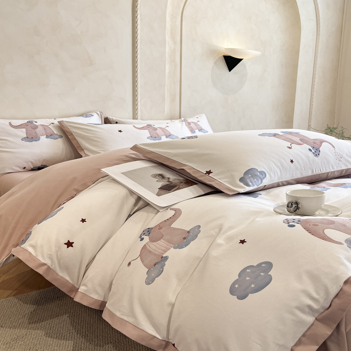 91家纺网 家纺一手货源 找家纺 柠馨2025全棉磨毛印花四件套精致小边款 小飞象