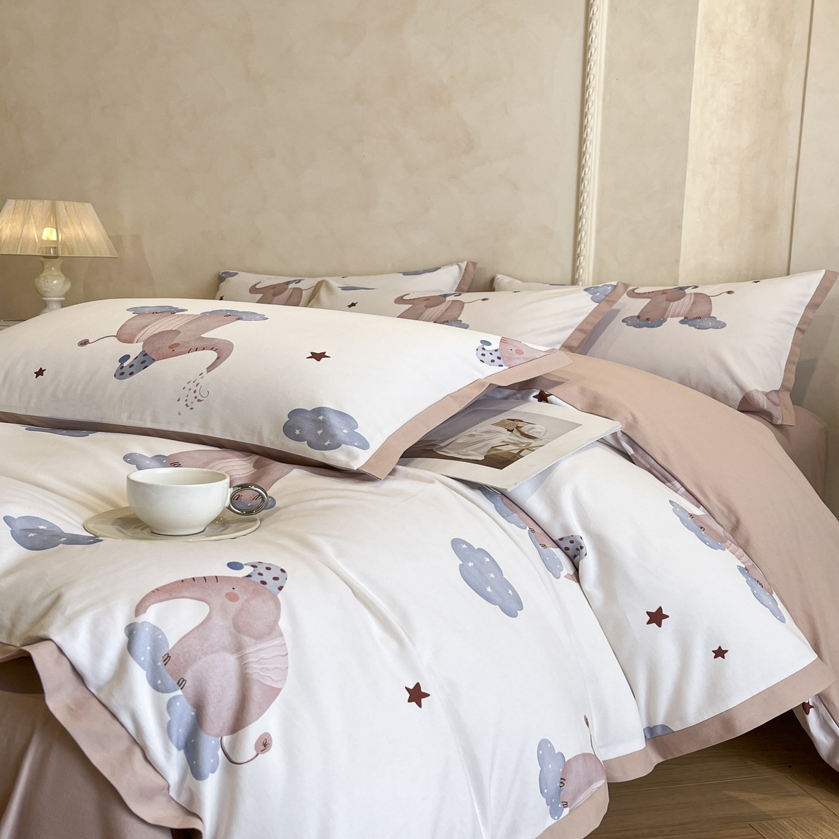 91家纺网 家纺一手货源 找家纺 柠馨2025全棉磨毛印花四件套精致小边款 小飞象