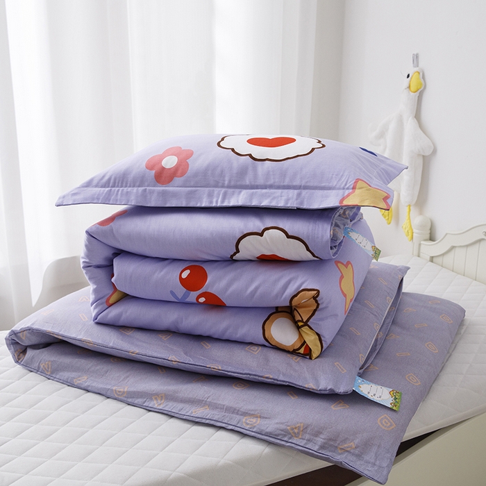 91家纺网 家纺一手货源 找家纺 八零年代 2025新款学生季特惠 全棉幼儿园三件套13372纯棉卡通三件套被套 彩虹熊