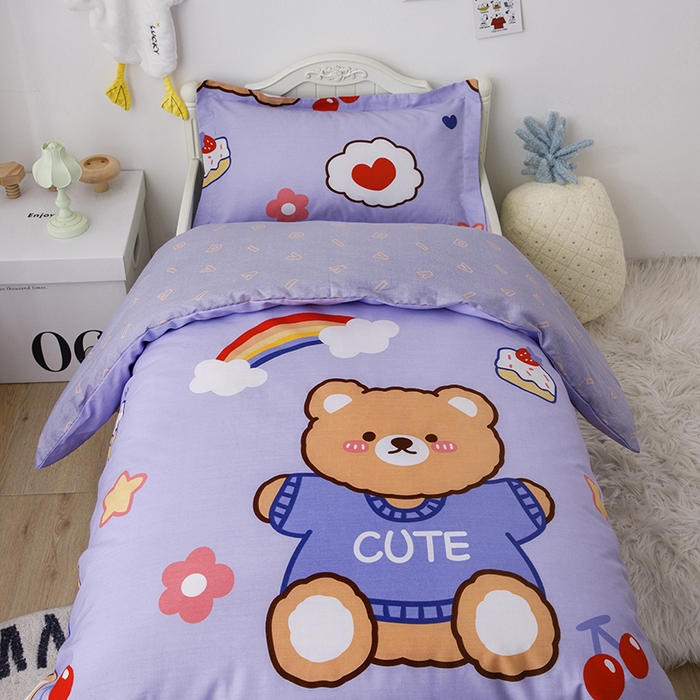 91家纺网 家纺一手货源 找家纺 八零年代 2025新款学生季特惠 全棉幼儿园三件套13372纯棉卡通三件套被套 彩虹熊