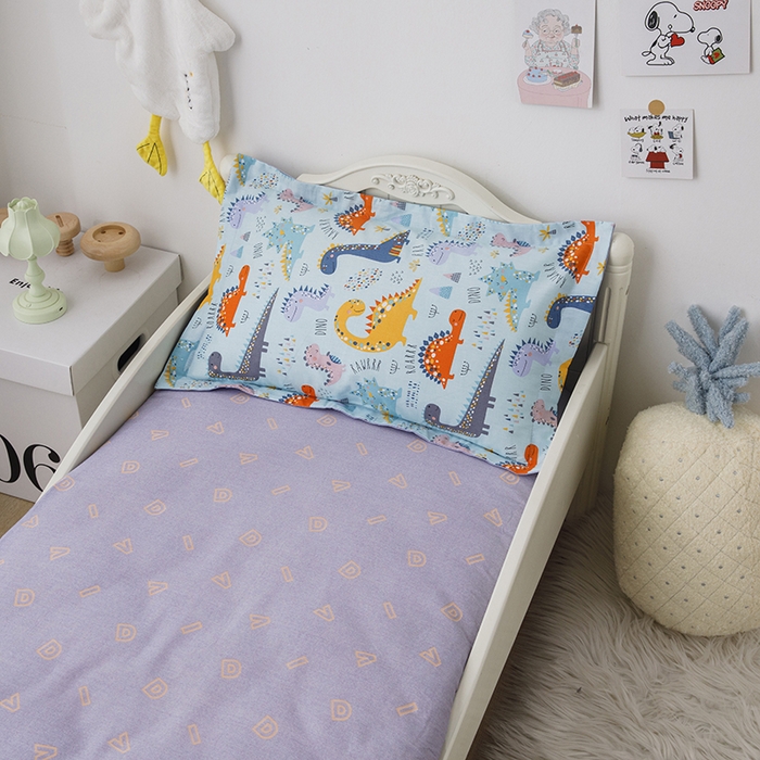 91家纺网 家纺一手货源 找家纺 八零年代 2025新款学生季特惠 全棉幼儿园三件套13372纯棉卡通三件套被套 恐龙家族